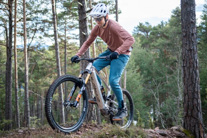The fluffy rear suspension provides plenty of traction on the climbs. However, due to the short rear end and the very slack steering angle, you need an extra portion of effort to keep the bike on track in difficult sections.