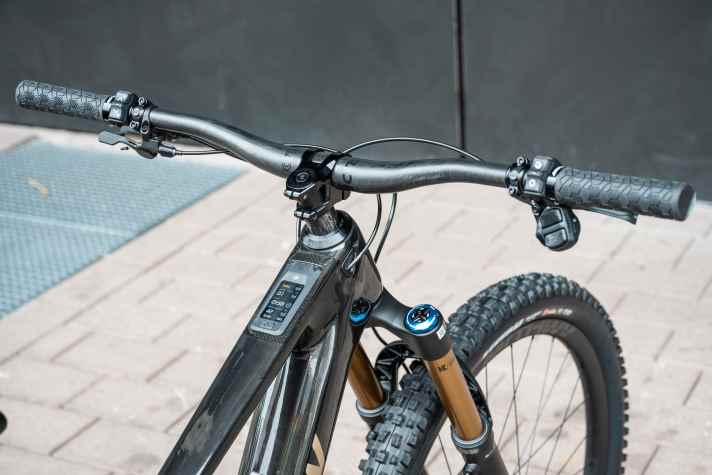 Unusual: there is also a remote lever on the right handle to scroll through the display pages. Nevertheless, the cockpit is simple and discreet.