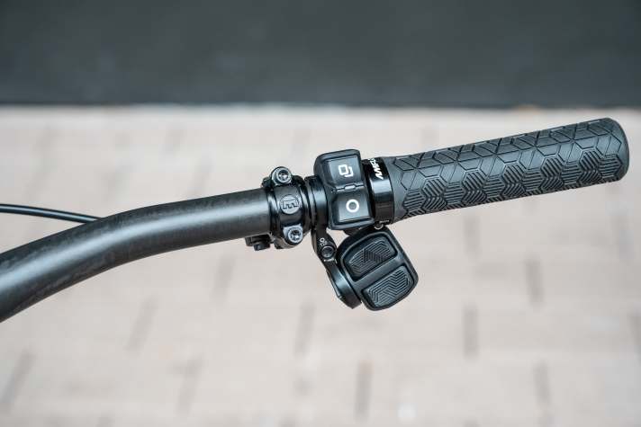 A special feature is the additional remote on the right handle. The display can be operated here. The additional push button is not necessary.