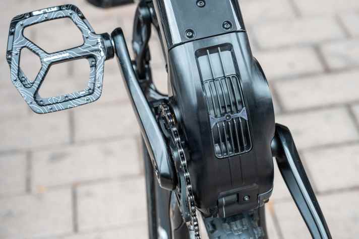 Nicht nur an der Seite, sondern auch am Unterboden des DJI Avinox befinden sich Kühlrippen zur Belüftung des Motors. Klar: Viel Leistung auf geringem Bauraum, das schreit nach Kühlung.