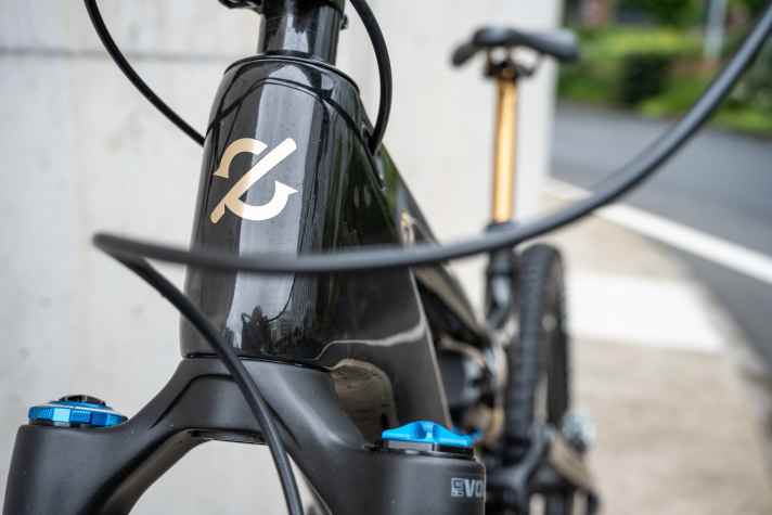 We don't know exactly what this logo is supposed to tell us. But we look forward to seeing it more often in the future. Because the first appearance of the Amflow brand is very promising.