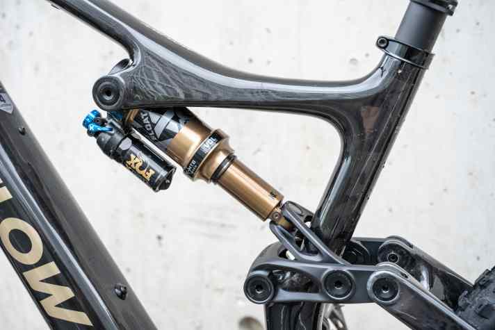 There is a flip chip between the rocker and yoke, which can be used to adjust the geometry for a 29er or 27.5er rear wheel.