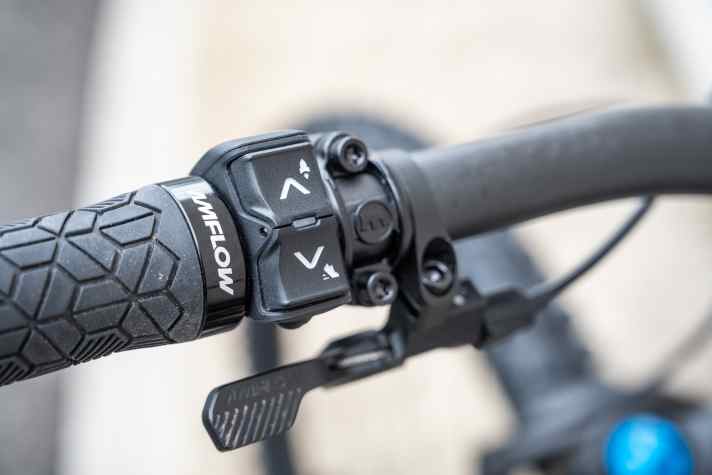 The remote sits slim on the handlebars. It is crisp and defined to operate. Also: wireless!