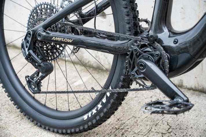 The power for the AXS rear derailleur comes via cable from the bike's main battery.