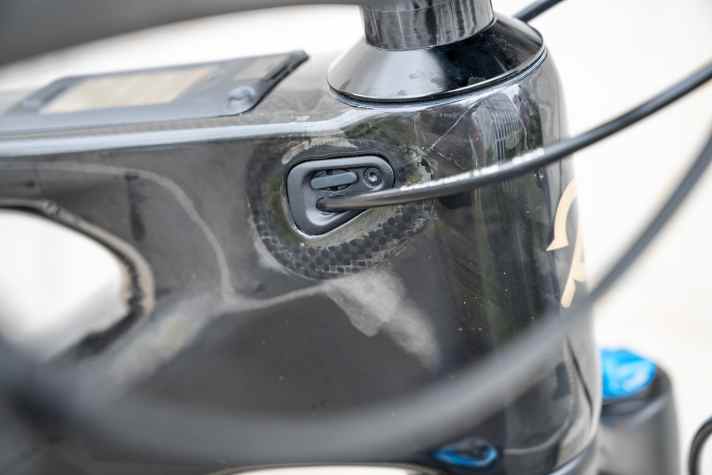 The cables of the Amflow PL Carbon run classically behind the head tube into the frame.