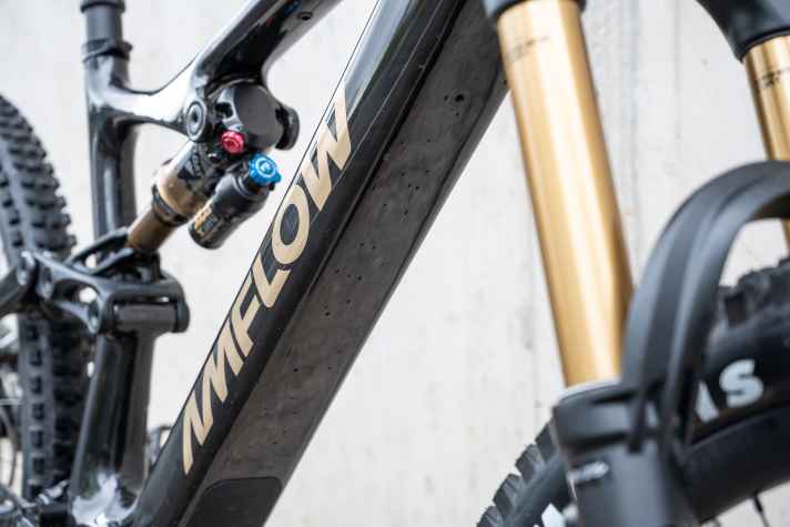 Im schlanken Unterrohr des PL Carbon ist der DJI-Akku fest verbaut. Es passt sowohl der 600er-, als auch der 800er-Akku.