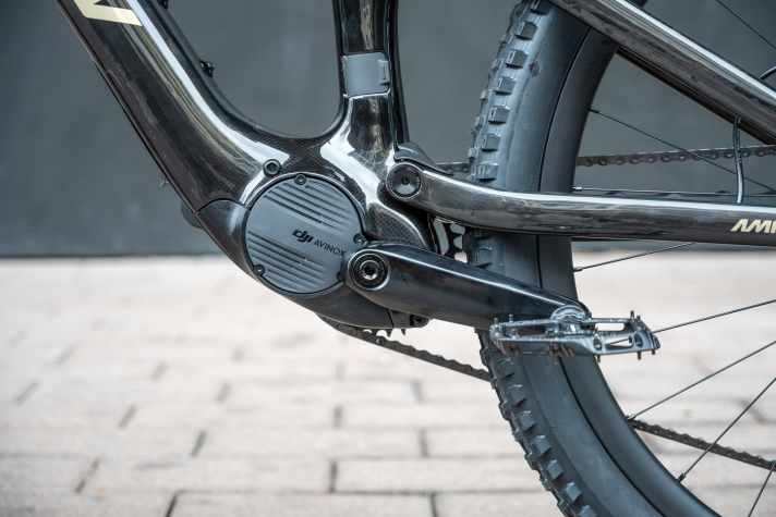 Das Amflow PL Carbon ist das bisher einzige E-Bike mit dem neuen Motor DJI Avinox. Der fällt kompakt aus, soll 2,52 Kilo wiegen und mit 105 Newtonmetern anschieben.