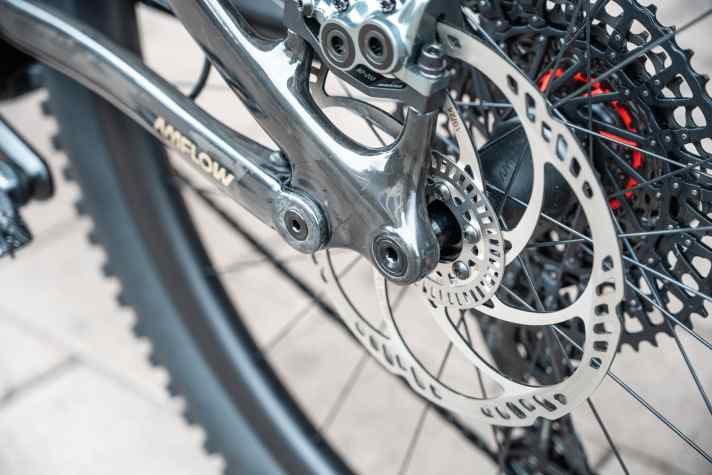 Instead of a magnet, DJI uses a perforated disc with 42 scanning points. This gives the motor more precise information on the rotation of the rear wheel.