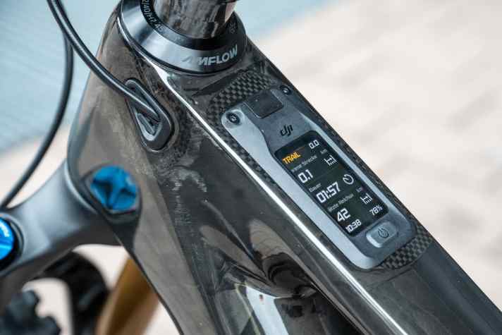 The DJI display in the top tube is touch-capable and shows the most important information.