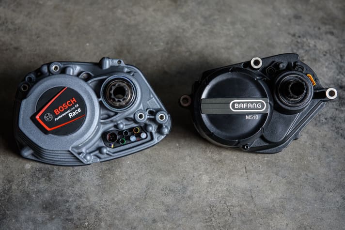 Im direkten Vergleich wirkt der Bafang M510 sogar minimal kompakter, als der Klassiker Bosch Performance CX (links im Bild in der Race-Variante).