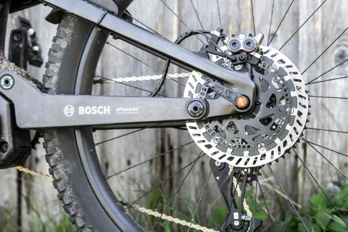 At the rear, the ABS does not regulate, but picks up a finely resolved speed signal via a perforated disc. This supports the lean algorithm, which does not require any additional sensors.