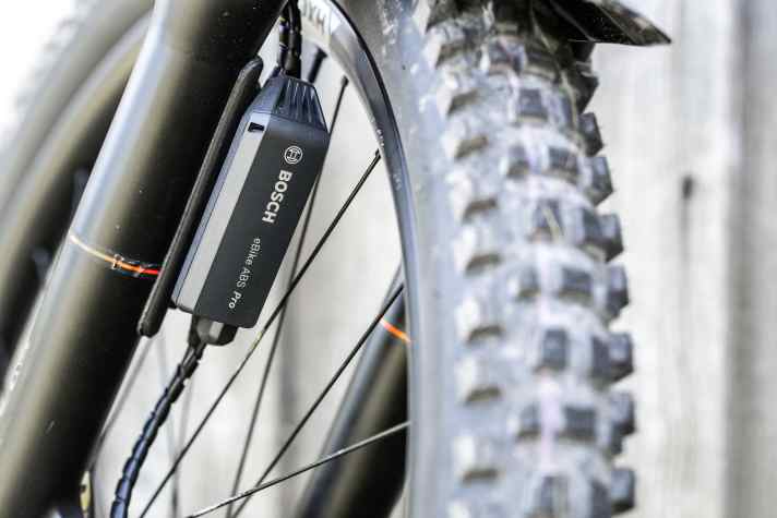 In diesem kleinen Kasten steckt der größte Teil der notwendigen Hardware, die Rechenpower für den Algorithmus zieht das ABS aus Boschs smartem Antriebssystem.