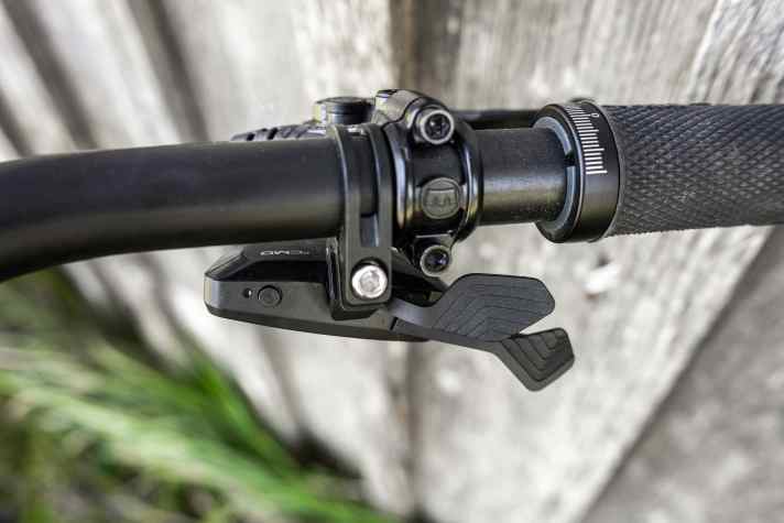 Mit den zwei Hebeln des elektronischen TRP-Shifters kann manuell in die Automatik eingegriffen werden. Hier wird die Schaltung auch im Vollmanuellen Modus gesteuert. Über den zusätzlichen Knopf kann man on the fly zwischen Automatik und manuellem Betrieb umschalten.