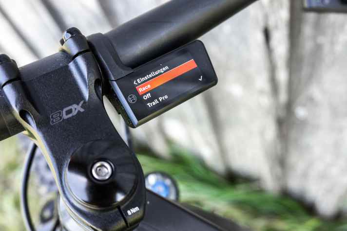 The ABS profile can be preselected via a display or the app. You can choose between "Race", "Trail Pro" and, of course, the ABS can also be switched off.