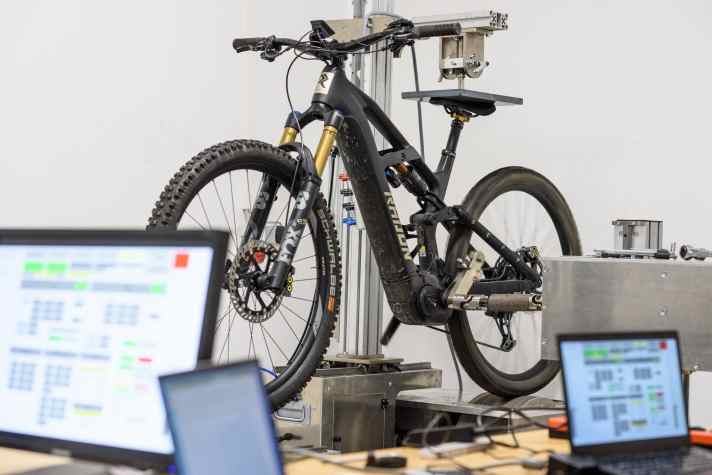 On the roller dynamometer, the Bosch Performance CX has to prove what it's really made of.