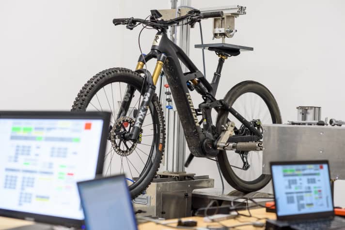 On the roller dynamometer, the Bosch Performance CX has to prove what it's really made of.