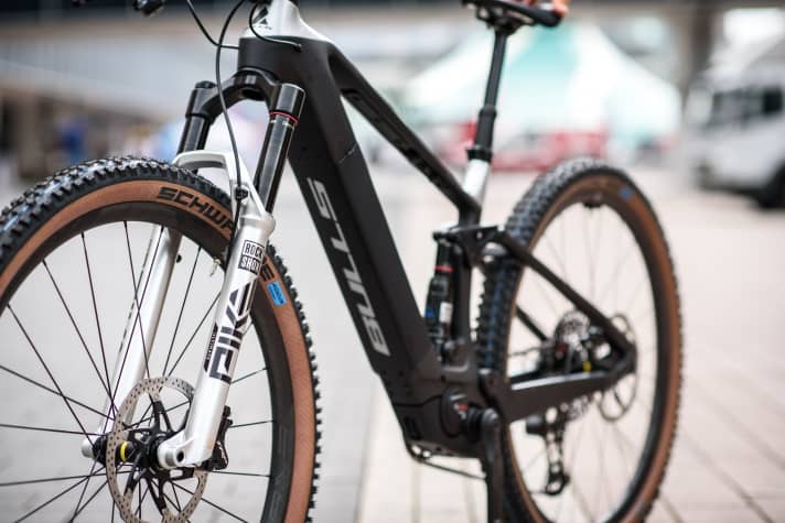 Schnelle Reifen, leichte Gabeln: Die Pike Ultimate am Topmodell SX-I ist natürlich super, mit Schwalbe Nobby Nic und Wicked Will sollte man das Sonic SX auch mal über 25 km/h oder ohne Motor treten können.
