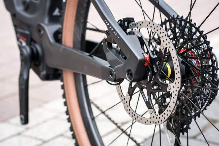 A minimalist rear light is fitted ex works, which is powered directly from the battery. Smart if the tour takes longer.