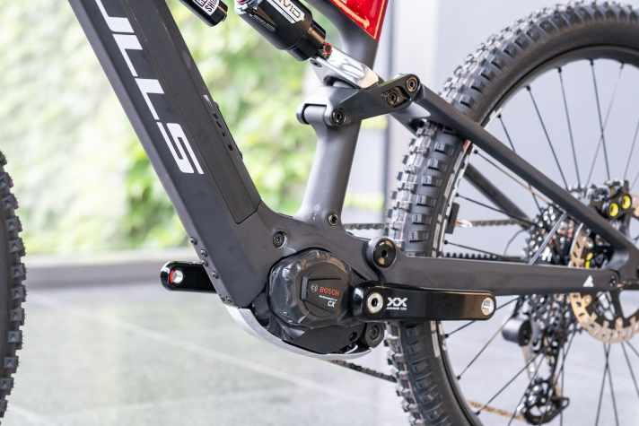 Für den neuen Bosch CX hat Bulls die Modellpallette komplett überarbeitet. Auf der Eurobike durften die Bikes schon gezeigt werden, allerdings nur mit abgeklebtem Motor.