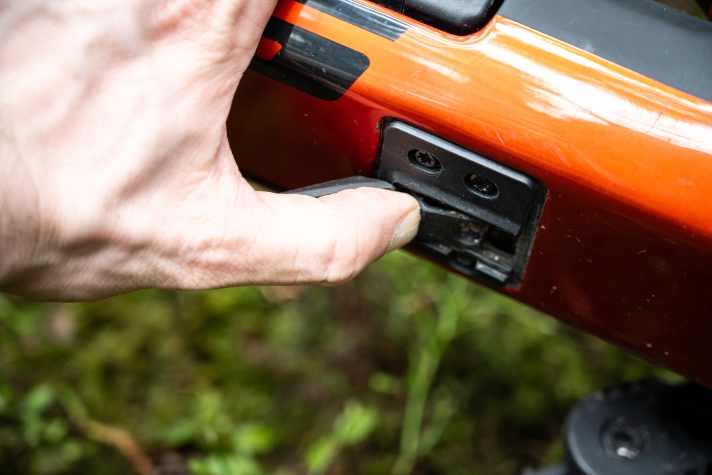 The battery is unlocked via the small lug and can then be removed to the side. This is sometimes a little awkward.