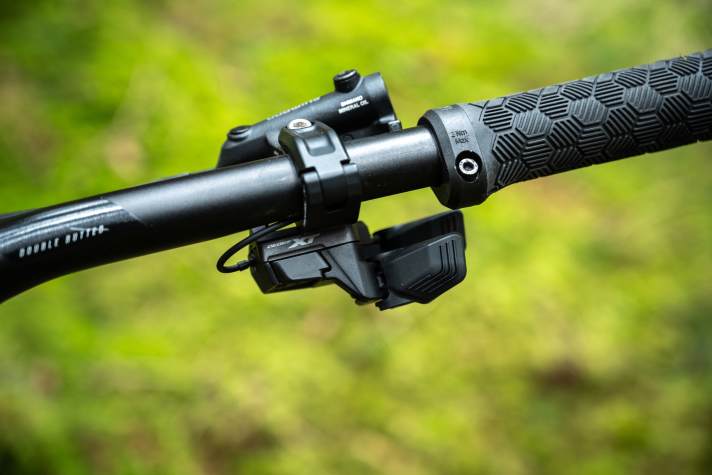 Ergonomically, the XT-Di2 triggers are very similar to the mechanical version. That's great. You can switch between the automatic shifting profiles using the additional button on the left.