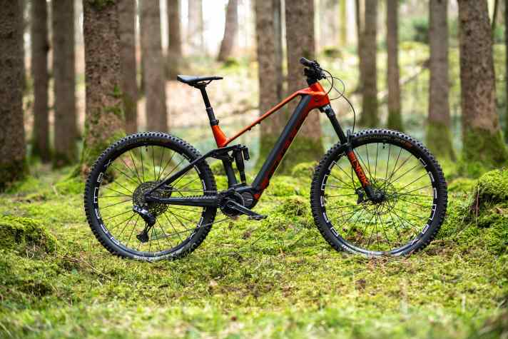 Bulls Sonic Evo EN SL 1: Shimano EP801 // 725 Wh // 160/150 mm // 29 inch // 22.2 kg // 6699 euros.