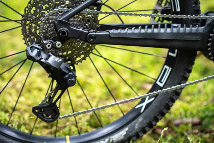 The top-of-the-range XT Di2 electronic drivetrain from Shimano can also change gears automatically if required. Thanks to the power from the main battery, there is no need to charge the gears separately.