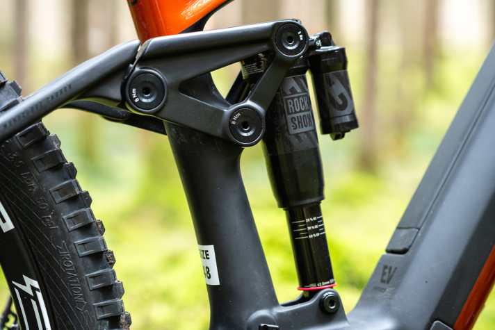 Even the rocker is made of carbon fibre. This shows how much money and development work has gone into the chassis of the EN SL.