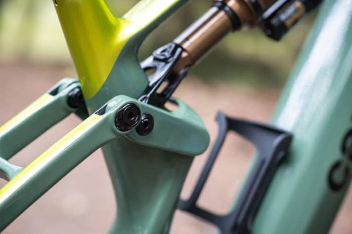 The rear triangle can be adapted for a 29-inch rear wheel using a flip chip.
