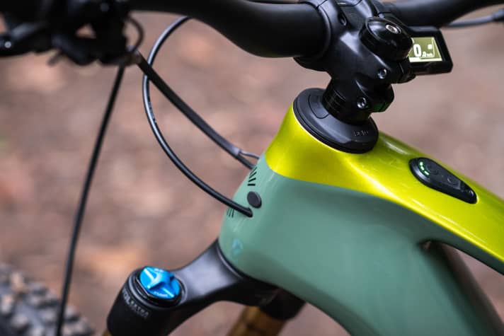 Conventional cable routing? No. With the exception of the top model Lab 71, the Moterra SL actually offers both options. The Acros headset also has a swivelling bearing shell to adjust the steering angle by 1.2 degrees.