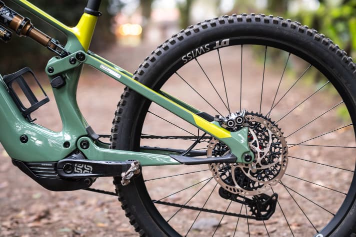 Not yet seen on an e-mountainbike: a 150-millimetre rear triangle with flexing chainstays instead of a Horst link pivot point.