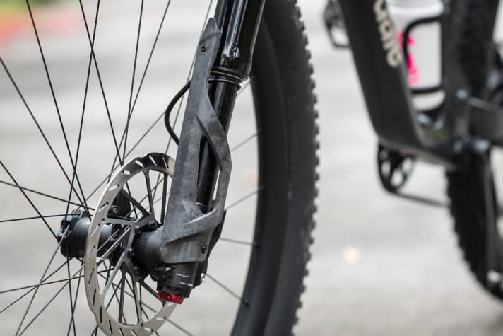 Wäre wohl gar nicht einfach zu lackieren. Wir finden aber: Das Sichtcarbon am Lefty-Fender ist ohnehin schick.