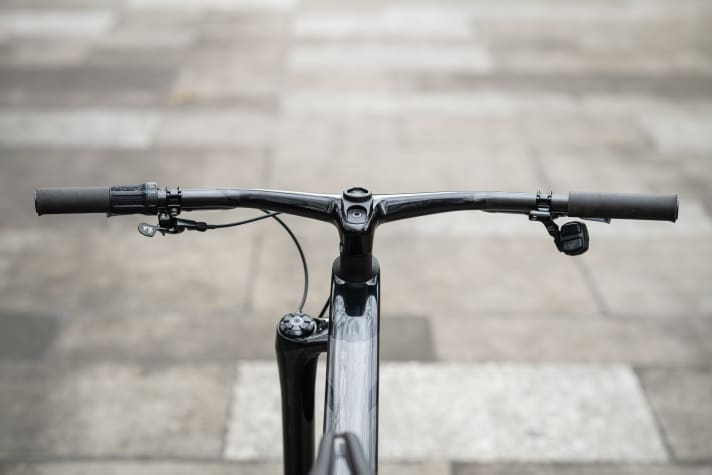 The carbon handlebar stem unit is brand new from Cannondale. With 760 millimetres and a slight back and upsweep, it fitted us like a glove.