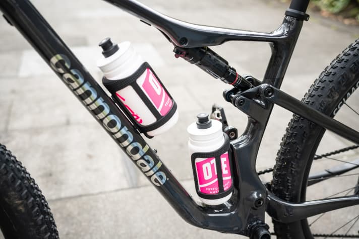 Ohne Flasche sieht der Fortsatz am Sitzrohr etwas seltsam aus, sorgt aber für viel Einstecktiefe für Tele-Stützen und für eine bessere Position der Trinkflasche.