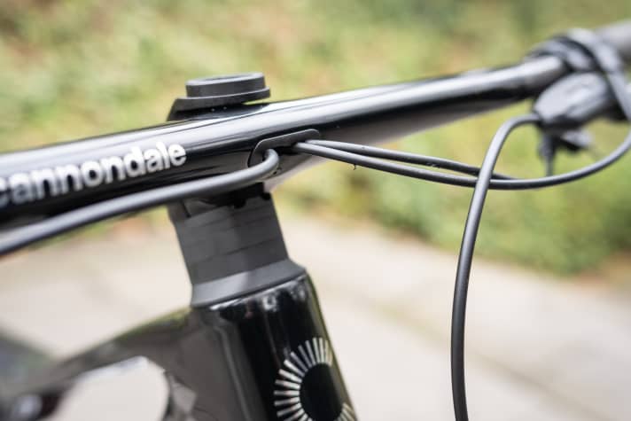 The cables run through the new carbon cockpit on the top models and through the headset into the frame on the more affordable models.