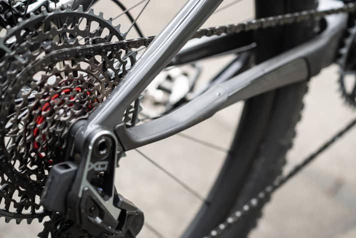 The rear triangle with flexing chainstays instead of Horst link bearings also characterises the new Scalpel.