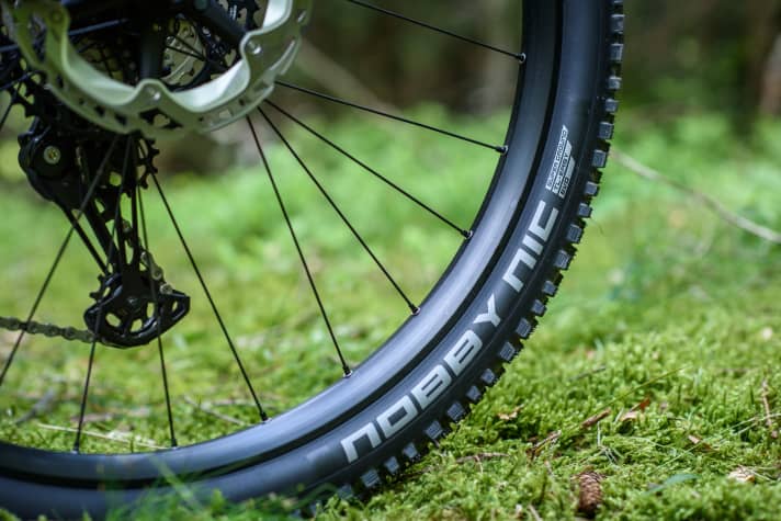 Schwalbe's Superground casing is really light - but also offers little puncture protection. It is not suitable for serious off-road use.