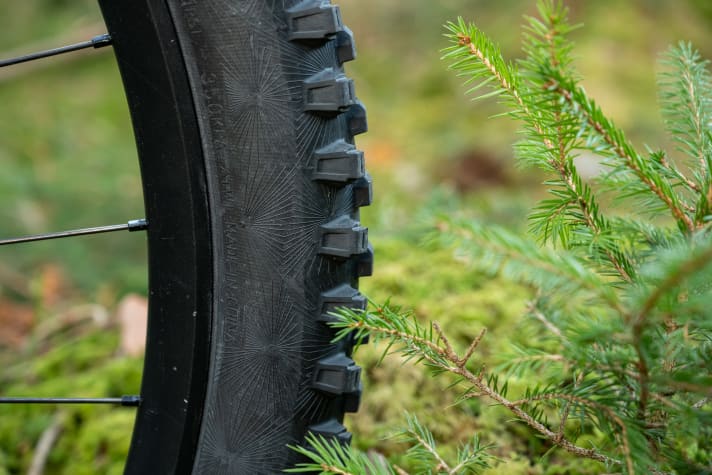 Pronounced shoulder studs provide cornering grip on the Argotal.