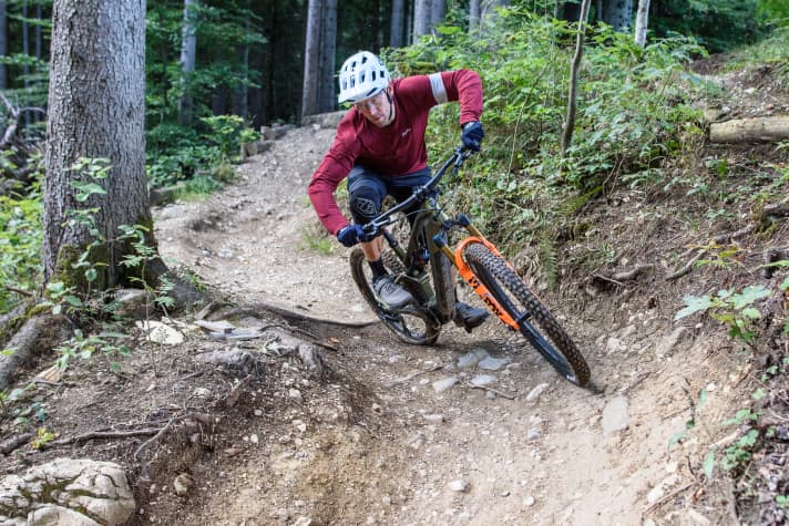 Auch wenn das Ryvon LT ein guter Kletterer ist: Erst bergab wird das Potenzial des leichten Enduros deutlich.