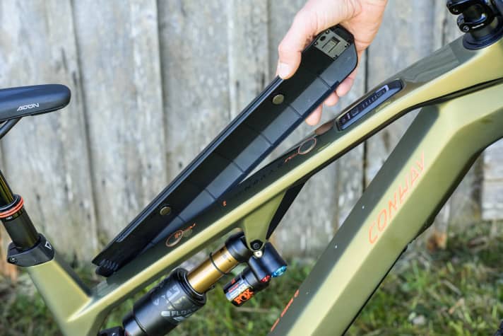 The battery cover can be conveniently parked on the top tube via two magnets during battery removal. This is relevant because Conway does not have a charging socket in the frame and the battery must always be removed for charging.