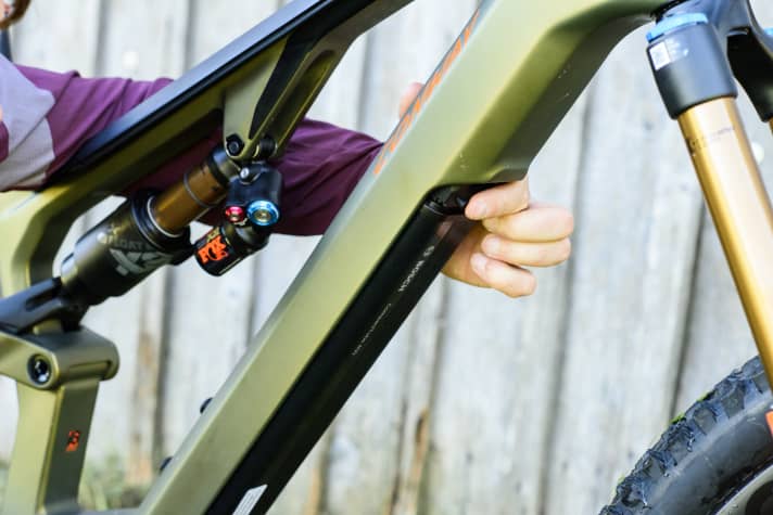 Conway developed the Pinlock system itself. The battery (Compact Tube, 400 Wh) can be removed in just a few seconds at the touch of a button (or rather pin pressure) without tools or a spanner. Insertion is also quick and easy.