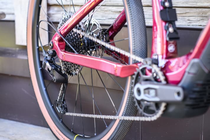 Shifting is done with Sram's mechanical Apex with twelve gears.