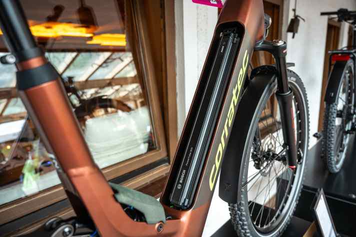 Der Akku kann beim MTC 100 Wave einfach nach oben aus dem Rahmen genommen werden. Im Alltag dürfte das praktischer sein, als die bekannte Entnahme nach unten.