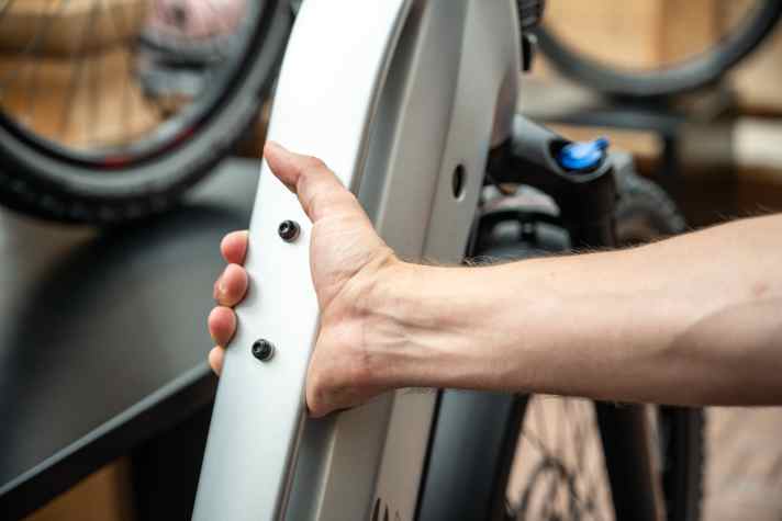 Um das Bike leichter greifen und halten zu können, hat Corratec beim Life ein zusätzliches, schlankes Oberrohr eingezogen.