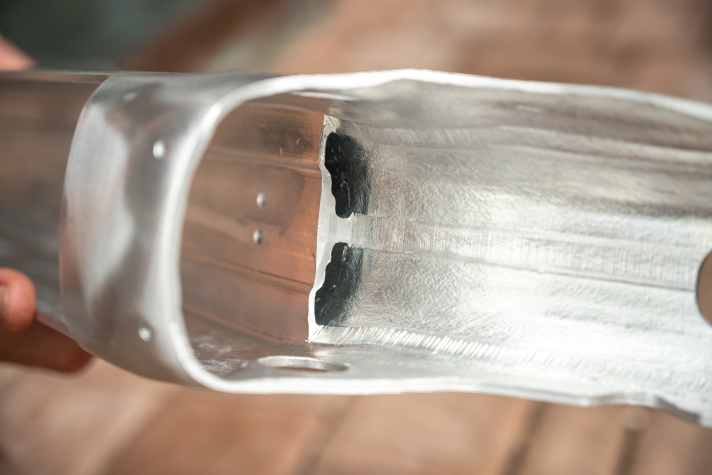 Ein fest ins Unterrohr integrierter Kabelkanal soll bei Corratec für Ordnung im Rahmen sorgen.