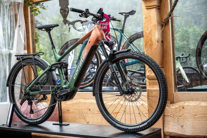 Das MTC 120 schlägt als klassisches SUV-Fully die Brücke zwischen Trekkingrad und Mountainbike. Der Rahmen erinnert schon stark an das neue E-Enduro RS 160.