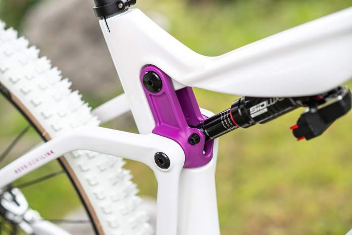 Im ausgefederten Zustand verschmilzt die Wippe fast mit dem Sitzrohr.