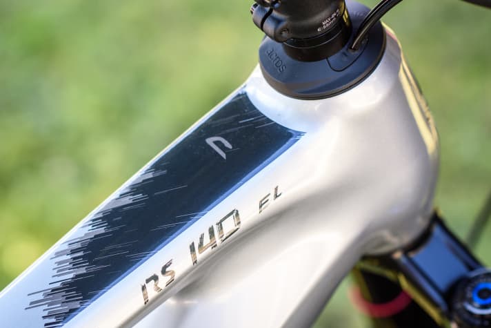 On the RS 140 EL, the cables run into the frame at the headset.