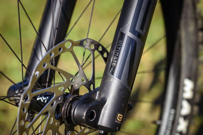 Ein seltener Gast in der Klasse unter 4000 Euro. Cube spezifiziert ein Rockshox-Fahrwerk in der höchsten Ultimate-Güte. Die Bandbreite im Testfeld reicht bis zur weniger wertigen Fox-Rhythm-Federgabel im Specialized herunter.