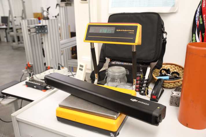 At 3784 grams, the DJI 800 battery is around 150 grams lighter than a Bosch Powertube 800, but this is not a record weight.